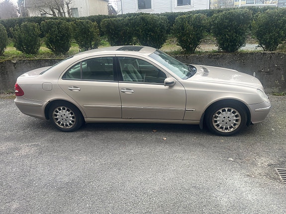 Mercedes-Benz E220 d 2 of 4