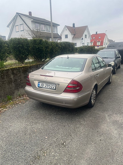 Mercedes-Benz E220 d 3 of 4
