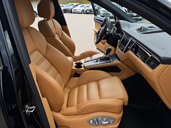 Porsche Macan 11 of 15