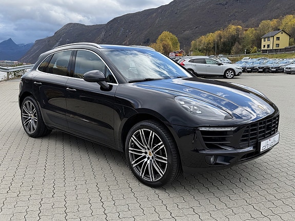 Porsche Macan 2 of 15