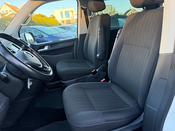 Volkswagen Caravelle 11 of 16