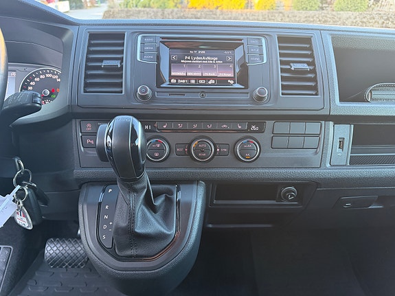 Volkswagen Caravelle 8 of 16