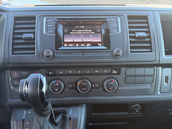 Volkswagen Caravelle 9 of 16