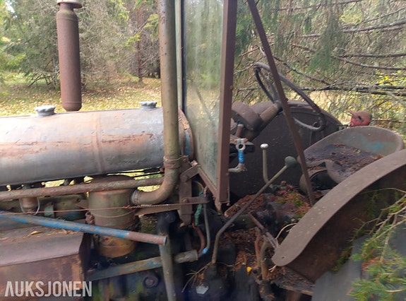 Ford Fordson E27N 5 of 8
