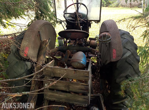 Ford Fordson E27N 3 of 8