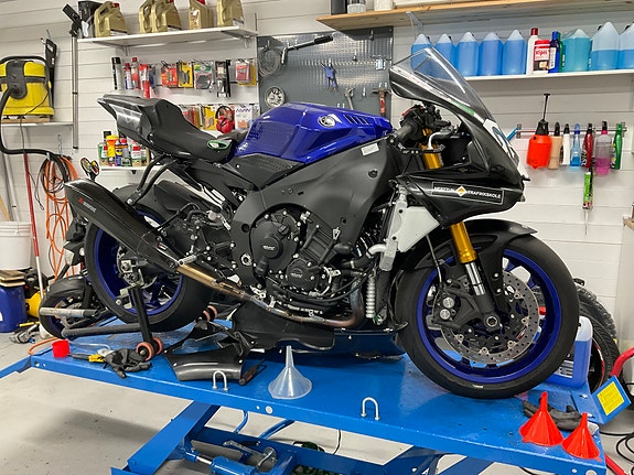 Yamaha R1 2 of 5