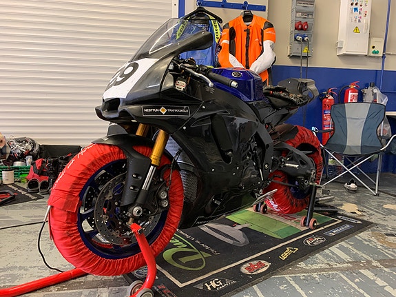 Yamaha R1 4 of 5