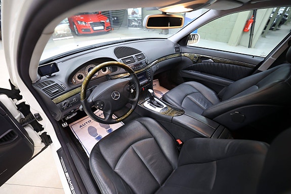 Mercedes-Benz E500 26 of 30