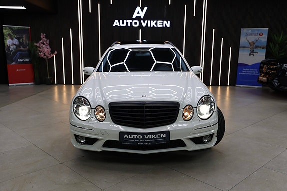 Mercedes-Benz E500 3 of 30