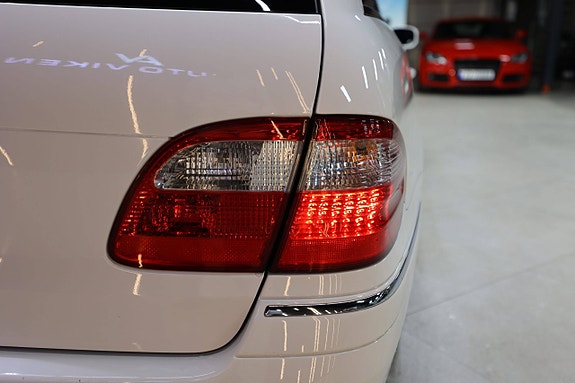 Mercedes-Benz E500 19 of 30