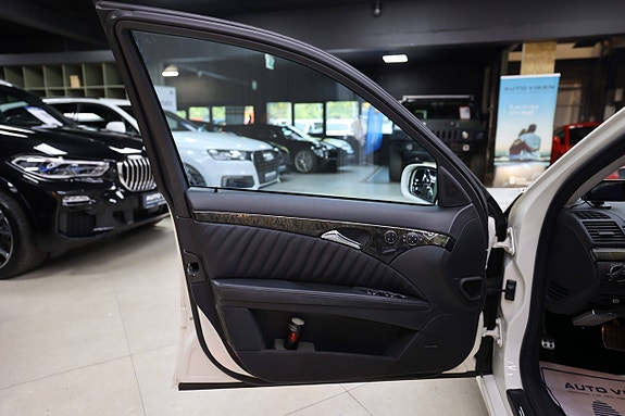 Mercedes-Benz E500 21 of 30
