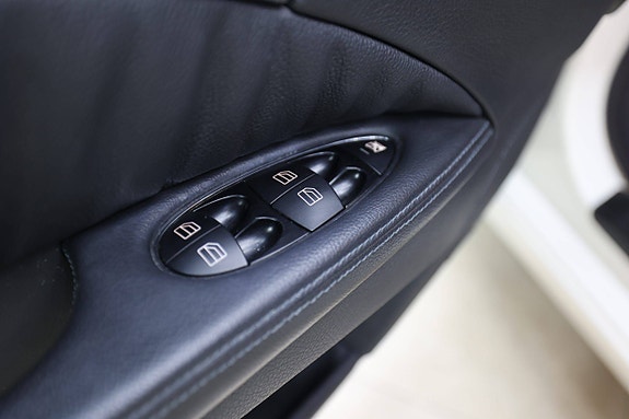 Mercedes-Benz E500 24 of 30
