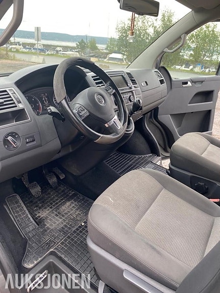 Volkswagen Caravelle 18 of 29