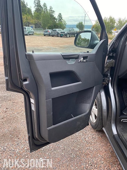 Volkswagen Caravelle 19 of 29