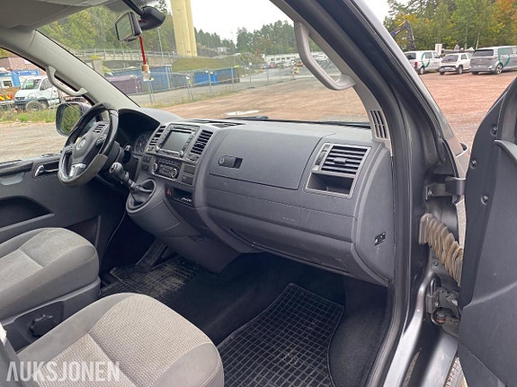 Volkswagen Caravelle 12 of 29