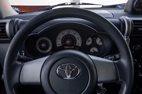 Toyota FJ Cruiser 21 of 30