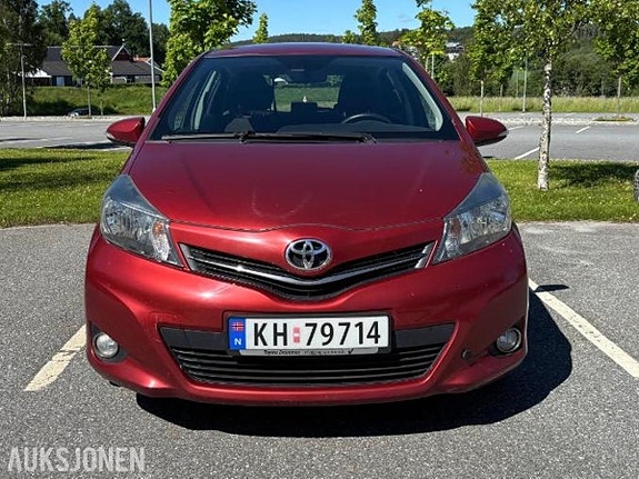 Toyota Yaris 2 of 20