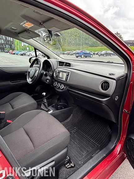 Toyota Yaris 10 of 20