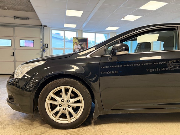 Toyota Avensis 8 of 30