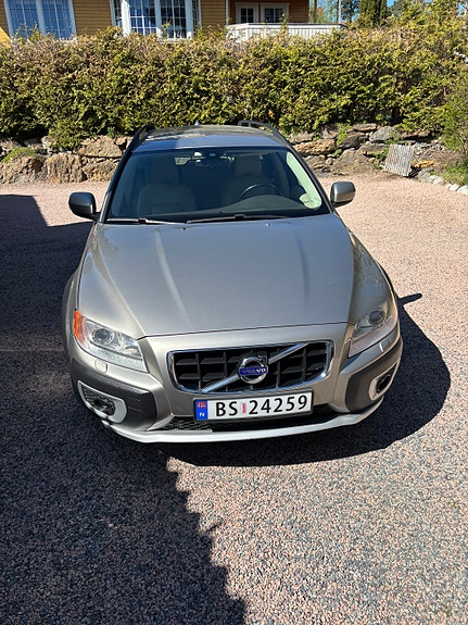 Volvo XC70 2 of 11