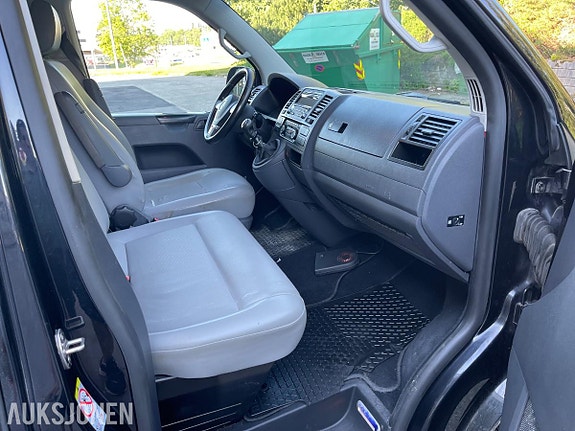 Volkswagen Caravelle 21 of 30