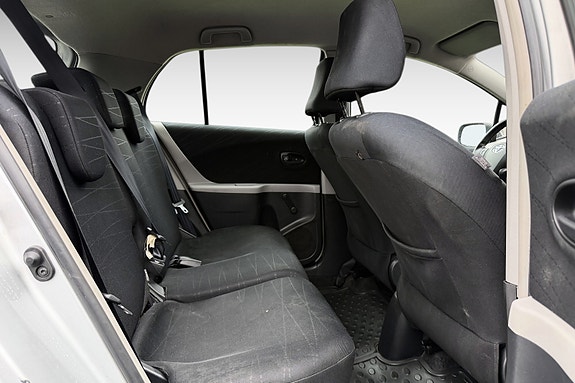 Toyota Yaris 11 of 13