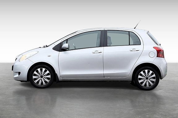 Toyota Yaris 4 of 13