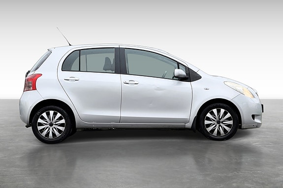 Toyota Yaris 3 of 13