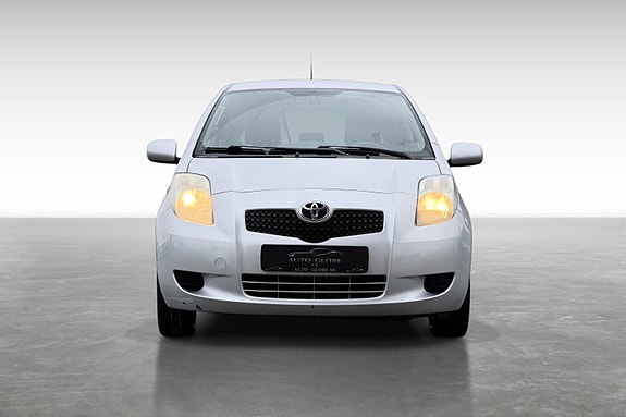 Toyota Yaris 2 of 13