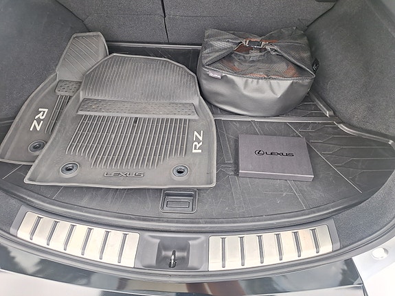 Lexus RZ450e 19 of 28