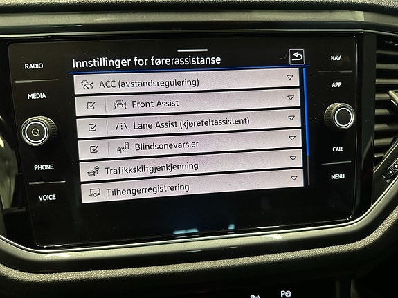 Volkswagen T-Roc 24 of 30