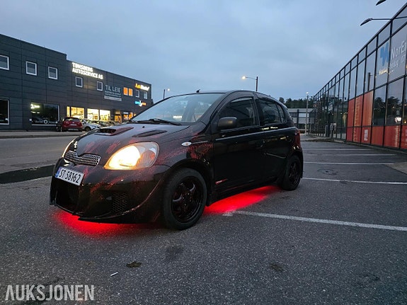Toyota Yaris 8 of 24