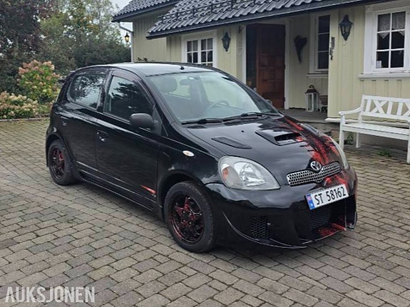 Toyota Yaris 3 of 24