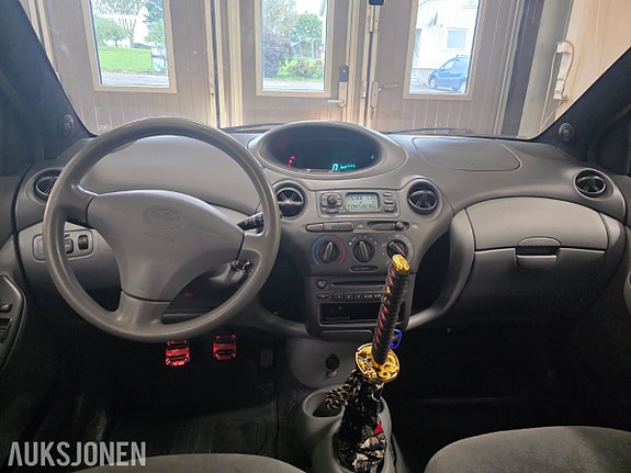 Toyota Yaris 13 of 24