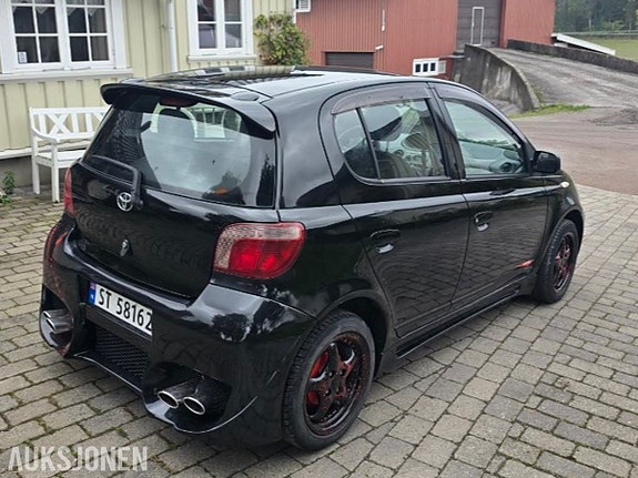 Toyota Yaris 6 of 24