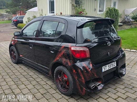 Toyota Yaris 4 of 24