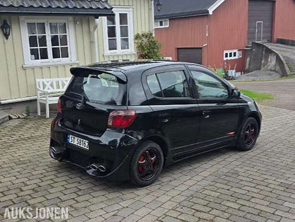 Toyota Yaris 7 of 24