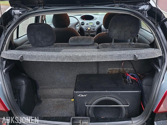 Toyota Yaris 11 of 24