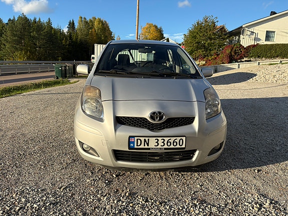 Toyota Yaris 2 of 11