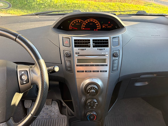 Toyota Yaris 9 of 11