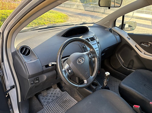 Toyota Yaris 7 of 11