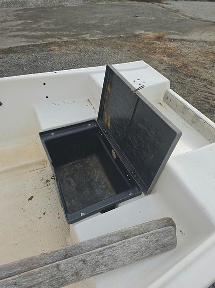 Praktisk og solid plastbåt 8 of 9