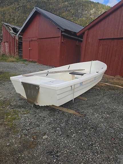 Praktisk og solid plastbåt 7 of 9