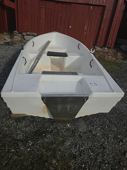 Praktisk og solid plastbåt 5 of 9