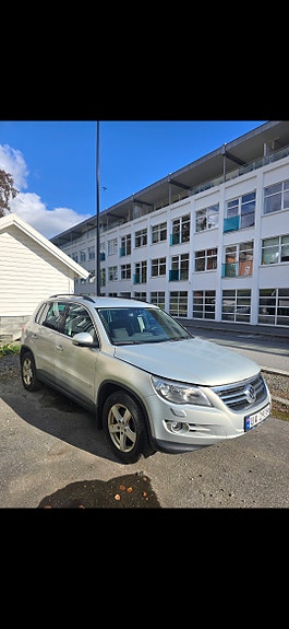 Volkswagen Tiguan 2 of 8