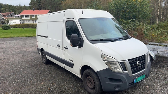 Nissan NV400 2 of 8