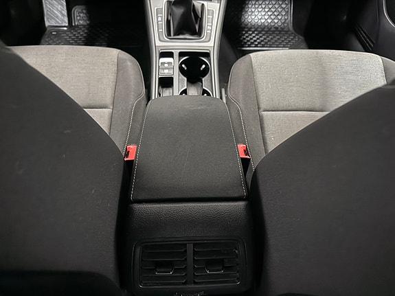 Volkswagen Golf VII 27 of 30