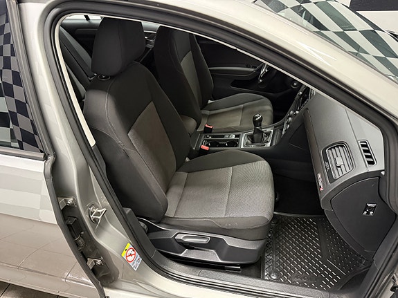 Volkswagen Golf VII 21 of 30