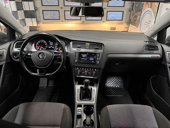 Volkswagen Golf VII 25 of 30