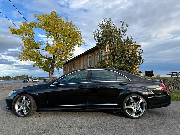 Mercedes-Benz S320 2 of 14